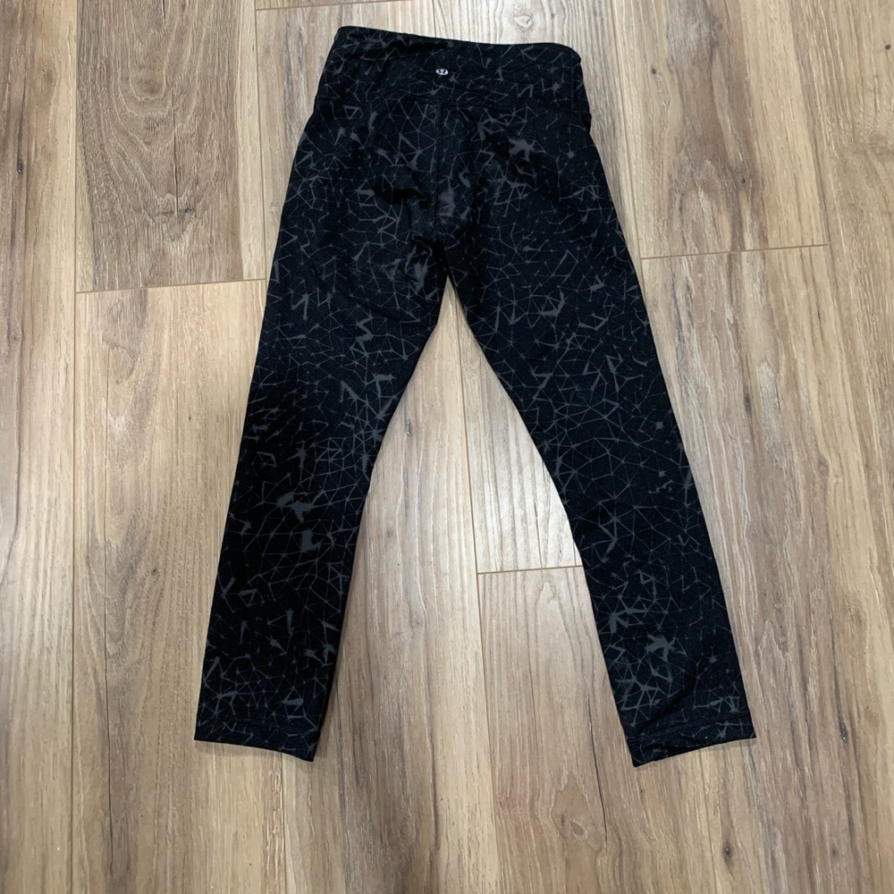 LULULEMON 🍋 Retails $108 Crop Leggings - size 2